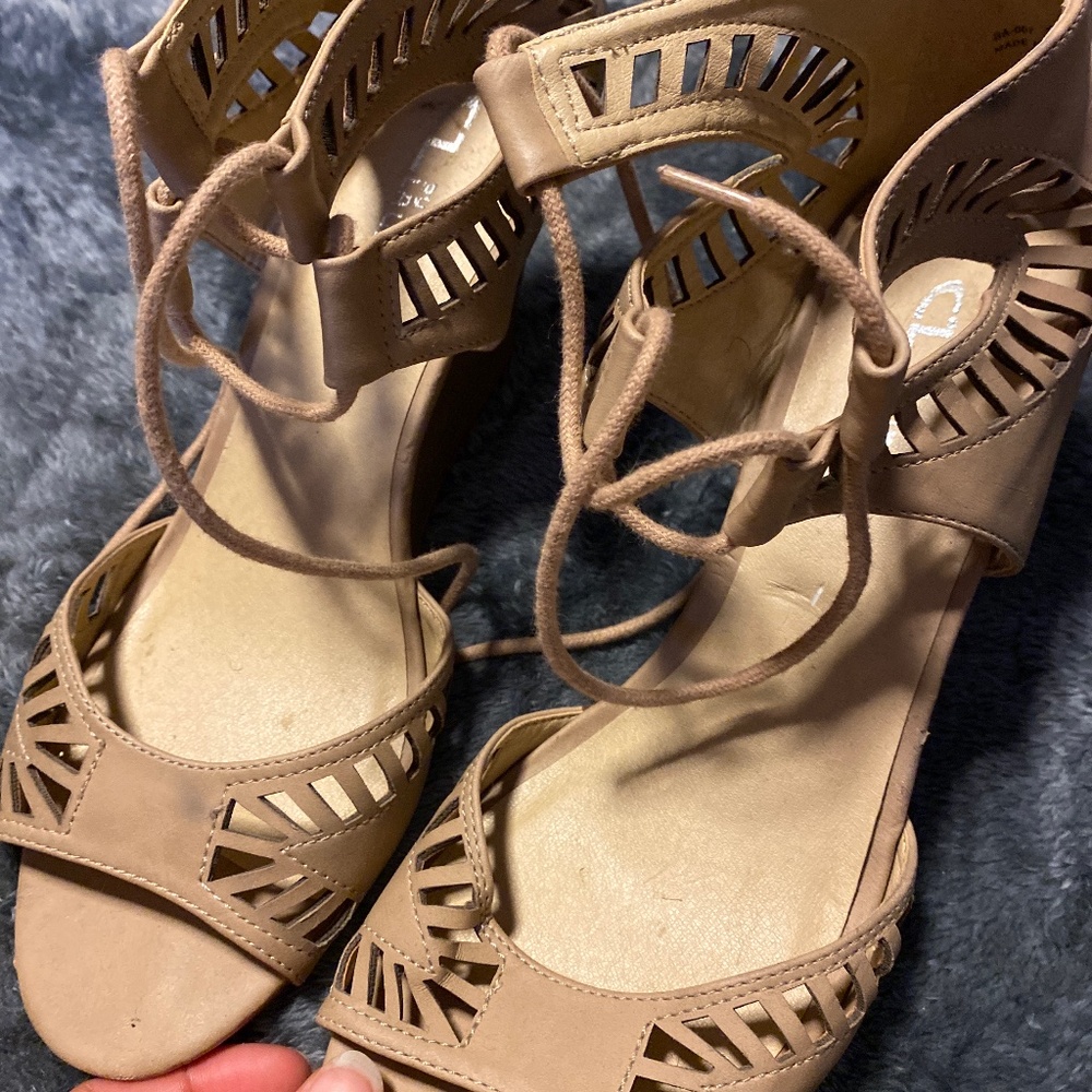 Cl wedges by laundry